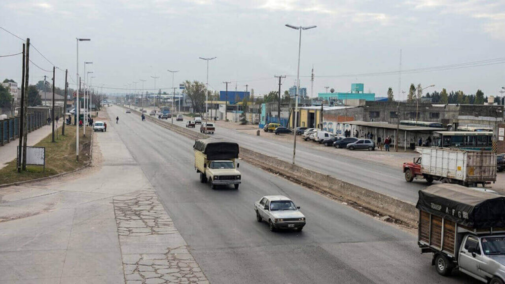 El Camino de Cintura o Ruta 4 saliendo de Hurlingham, es el segundo anillo que corta el conurbano bonaerense