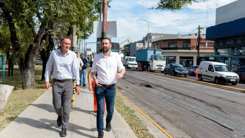 El Intendente Damián Selci y el Ministro Gabriel Katopodis miran los avances de la obra