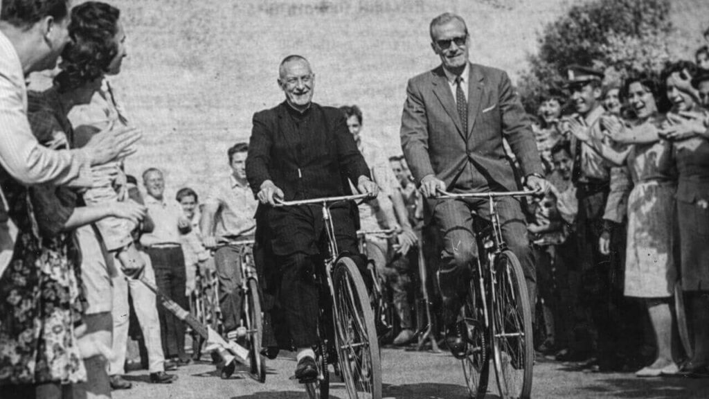 El Párroco de la Catedral de Morón, Juan Presas, y el intendente Abel Costa, corren una carrera de bicicleta