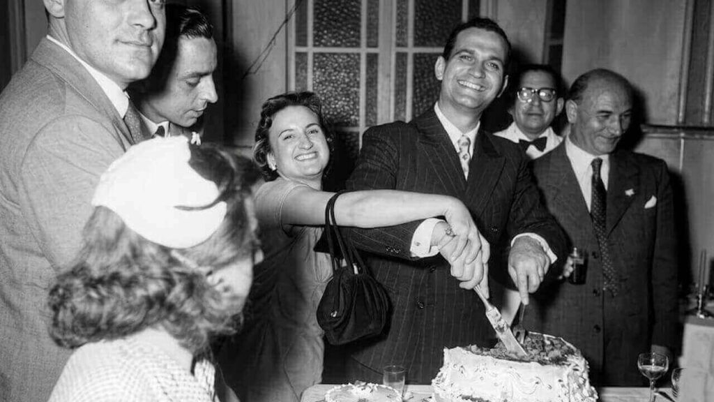 El día de su boda cortando la torta junto a su flamante esposo, Carlos Cortiñas