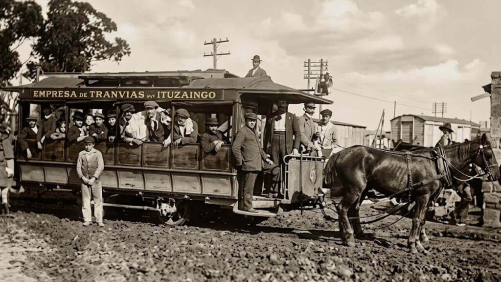 Aunque también curada con IA, la foto original de uno de los tres tranvías que tuvo Ituzaingó tirados a caballo 