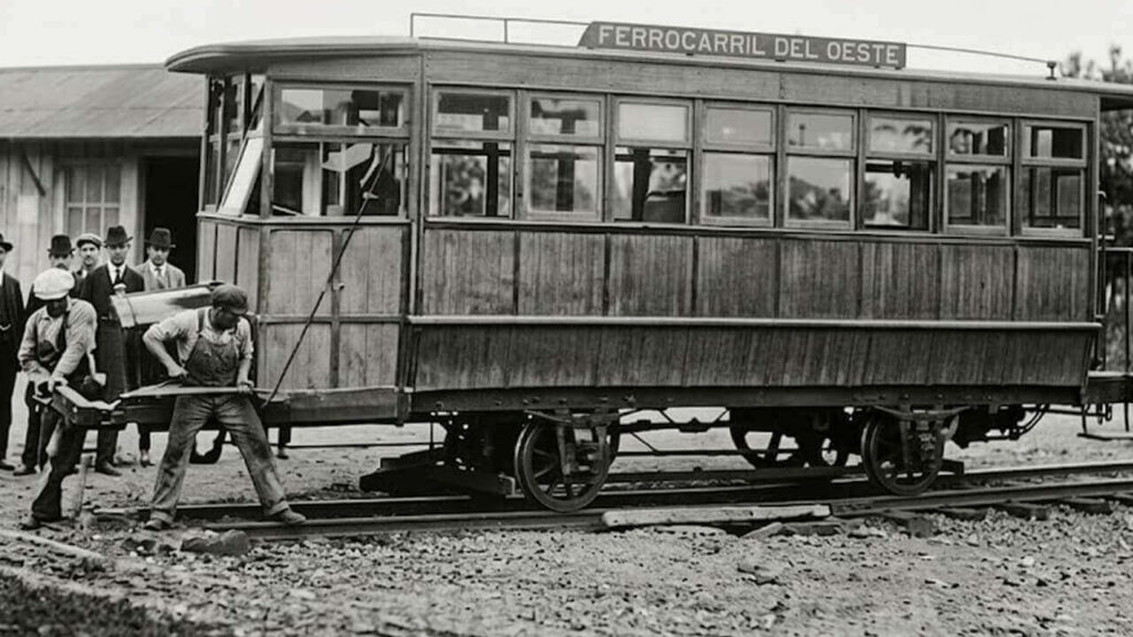 Uno de los tres tranvías en la Estación de Ituzaingó girando sobre una rueda mecánica