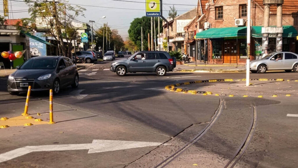 Aún puede verse en la rotonda llamada Cinco Esquinas los rieles por dónde circuló aquel glorioso tranvía
