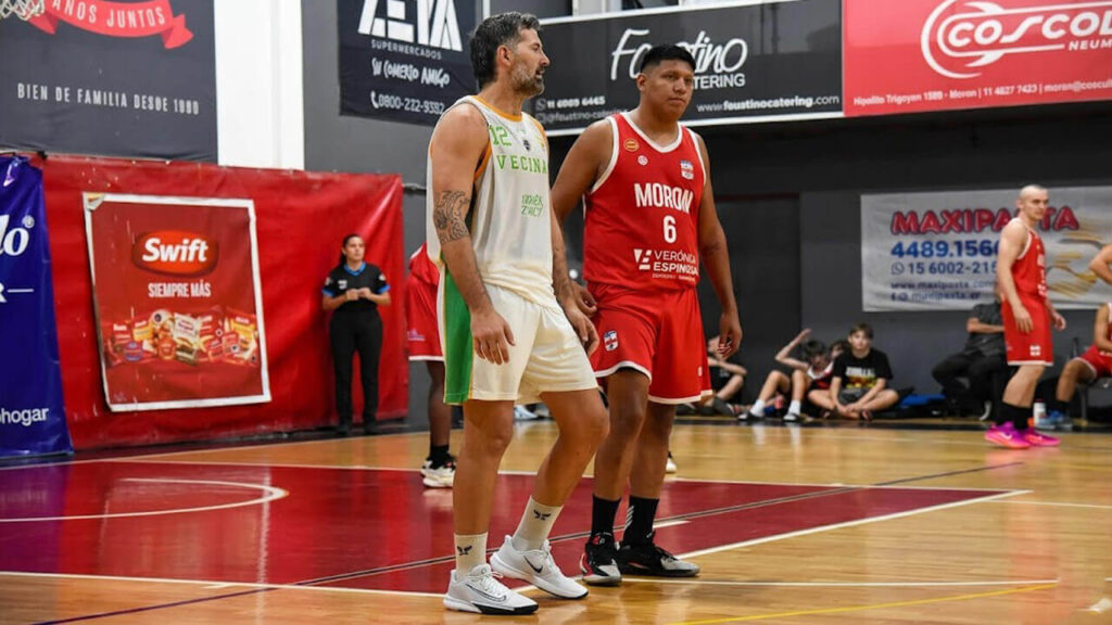 El duelo de gigantes fue un show deportivo aparte bajo el techo del gimnasio Raúl Rezzónico