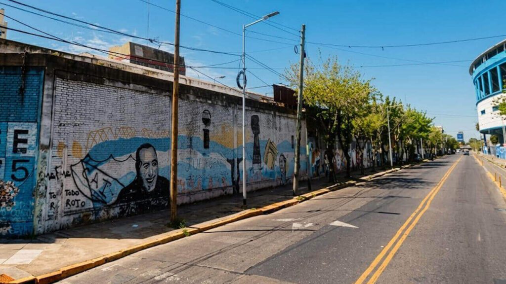 El estadio al fondo y las calles lindantes, arbolaas, puro barrio, y las pintadas y blanco y celeste, el color de la bandera Argentina