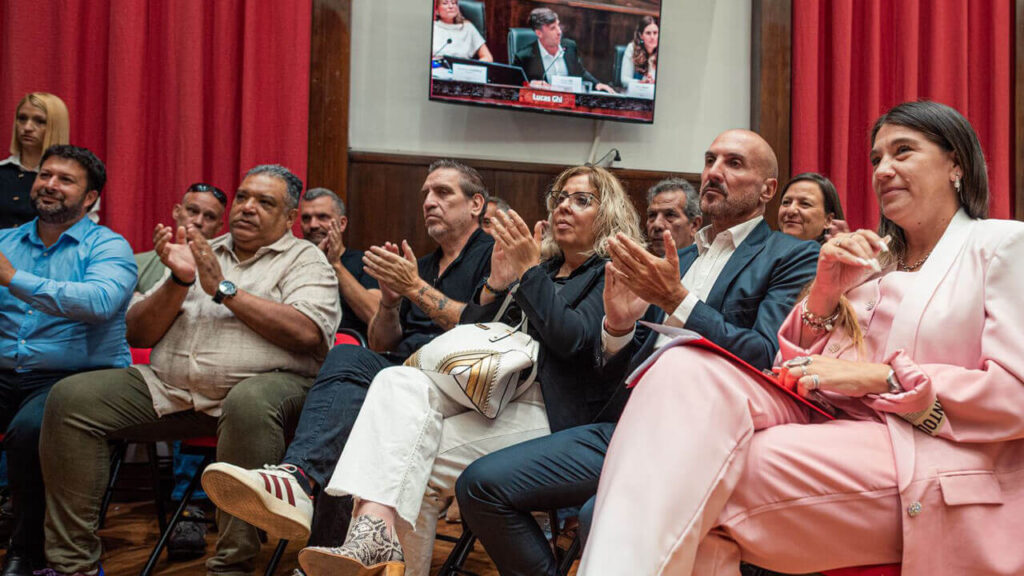 El gabinete municipal sentado frente al estrado y encabezado por la poderosa Jefa de Gabinete, Estefanía Franco