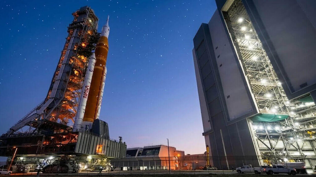 El inmenso cohete con su tanque de combustible externo descartable