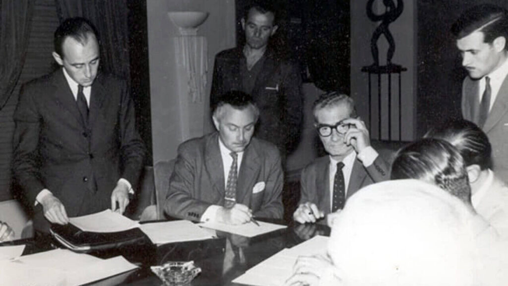 El intendente Abel Costa se toma los anteojos antes de firmar un decreto municipal en el Salón Mariano Moreno