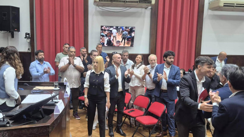 El intendente Lucas Ghi ingresa al recinto y el Gabinete lo aplaude de pie