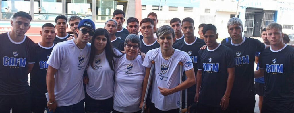El plantel de Midland despidió al hincha formando y publicando una foto con una remera que lleva su nombre