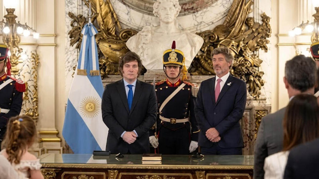 El presidente Javier Milei le tomó juramente para que quede en claro frente a la opinión pública a los magistrados para quién trabaja