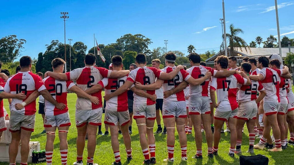 El ritual, como tiene cada equipos, de Matreros antes de empezar a poner el cuerpo