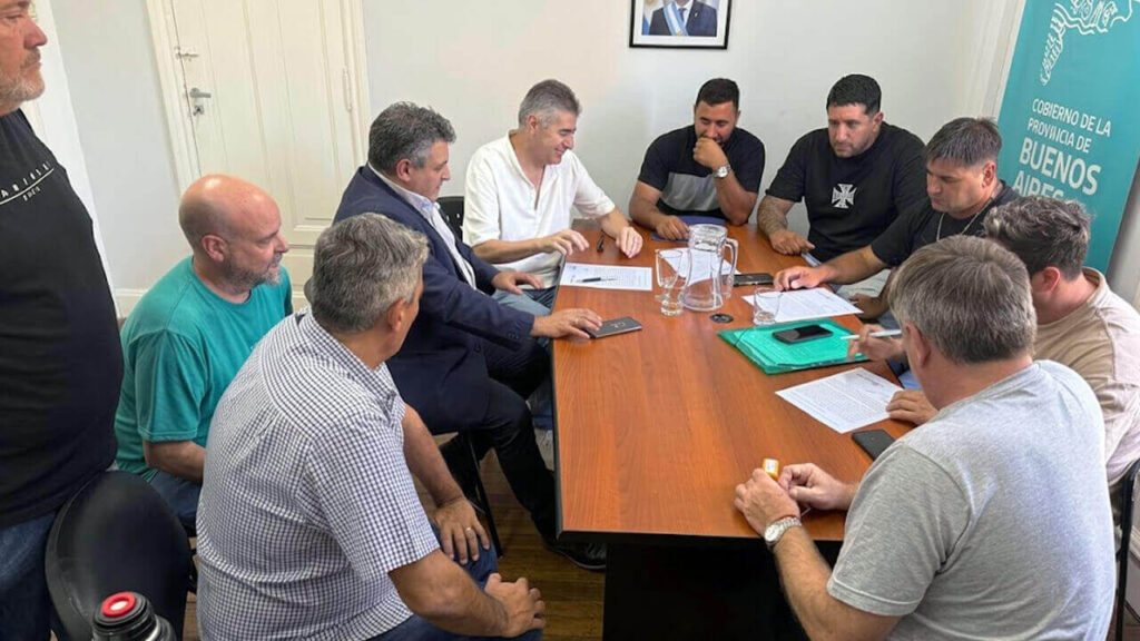 Empresa, Sindicato y Ministgerio de Trabajo discuten y firman el convenio al que llegaron para que Ganadera San Roque vuelva a la actividad