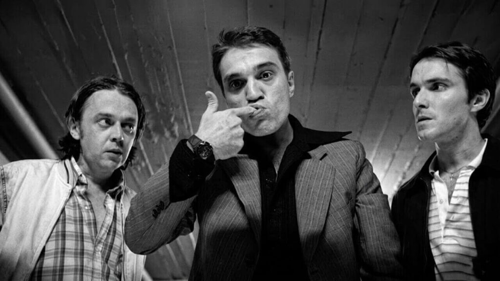 Escena de la película 76 89 03 con los tres protagonistas consumiendo drogas