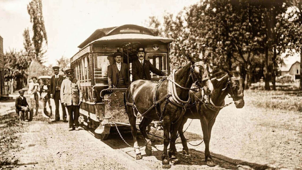 Finalmente José Ariza sucumbió frente a la necesidad de transporte y qué hizo, inventó el único tranvia a caballo del país que iba de loteo a la Estación de Ituzaingó