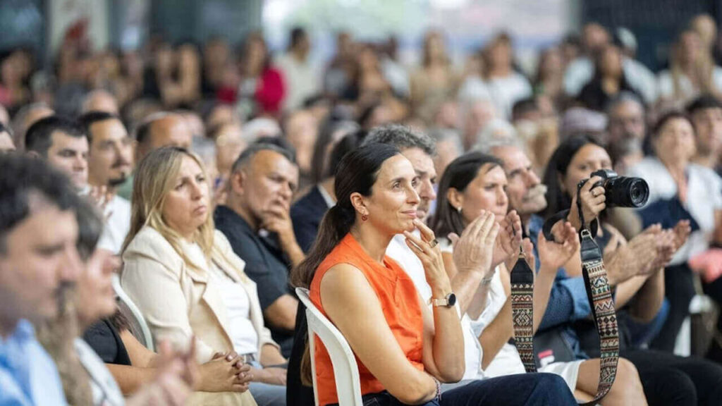 Florencia Lampreabe, en primera fila. La joven mujer es uno de los principales cuadros de Hurlingham.