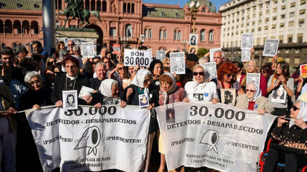 Foto de Archivo con Nora Cotiñas presente en Plaza de Mayo. La pregunta es incierta. Con estos archivos, las Madres y Abuelas empezarán a saber la verdad sobre el destino de sus hijos e hijas