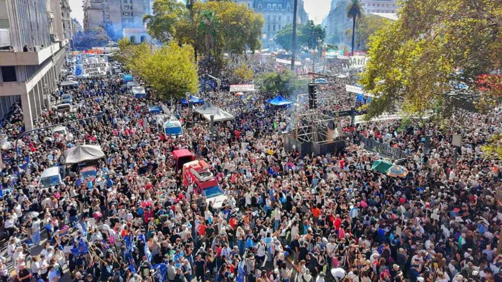 Frente a esta Plaza de Mayo habló Axel Kicillof, repleta, sus laterales y diagonales