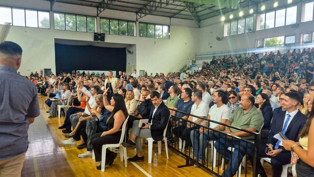 Frente al palco desde donde habló el intendente Damián Selci, los veinte concejales que componen el Concejo Deliberante