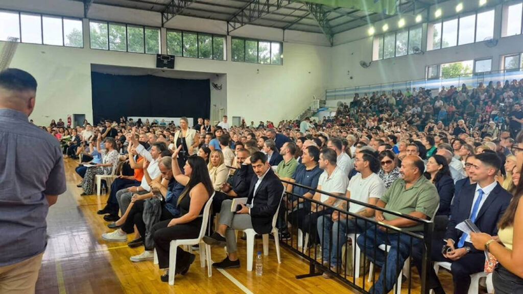 Frente al palco desde donde habló el intendente Damián Selci, los veinte concejales que componen el Concejo Deliberante