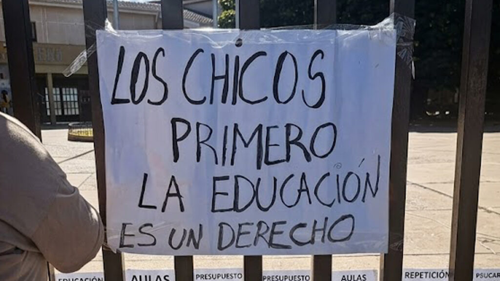 Frente al portón principal y pegado, que tienen que ver los chicos con todo esto