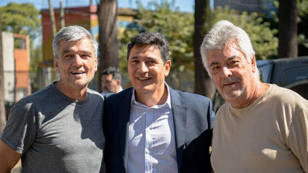 Fuera del Micro Estado del Gorki Grana, abrazado y sonriente para la foto Juan Zabaleta y Martín Marinucci