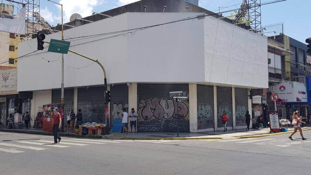 Garbarino Morón cerró de un día para el otro sin que nadie se lo esperara y así quedó, persianas bajas y carteles retirados