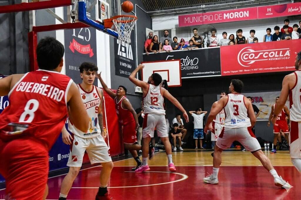 Gastón, otro gande del equipo entrando en bandeja y marcando