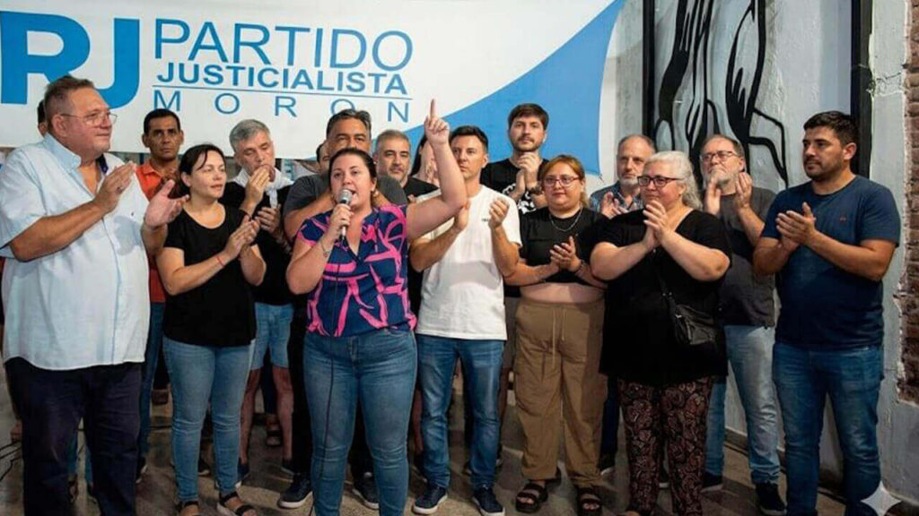 Habla Vanina Moro en el local de Charly Suares sobre la calle Cabildo, ya elegida como vicepresidenta del PJ Morón