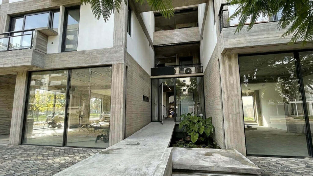 Hay pocos edificios en Ituzaingó y los que hay ofrecen muy buenos servicios