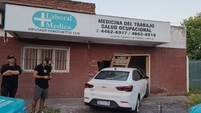 Hurlingham Con 2,34 de alcohol, chocó contra una clínica en Hurlingham y quedó incrustado en el edificio