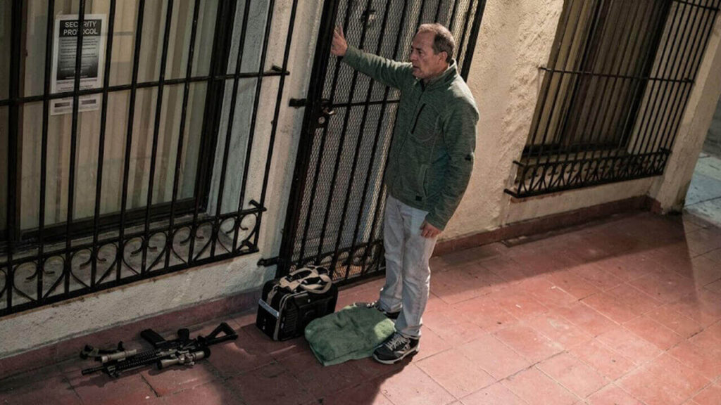 José López, uno de los funcionarios más implicados en el tráfico de dinero. Acá el día que tocó tiembre en el Convento para dejar 9 millones de dólares. (Foto curada con IA por 5G Fox)