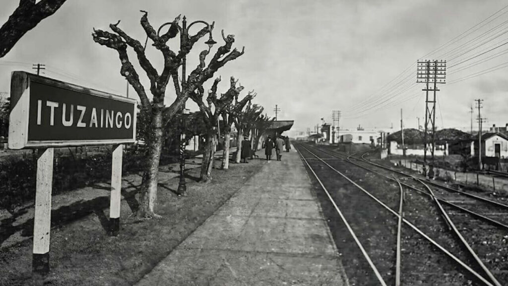 La Estación del Ferrocarril del Oeste en Ituzaingó, con poca gente, antes del año 1940