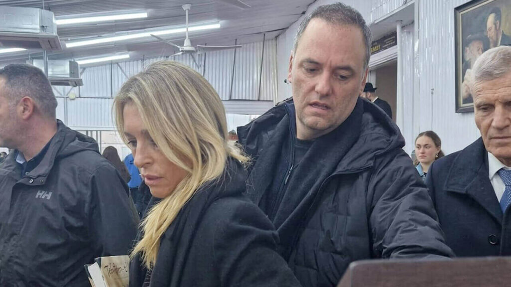La Foto del Escándalo, Manuel Adorni junto a su esposa embarcando a Nueva York