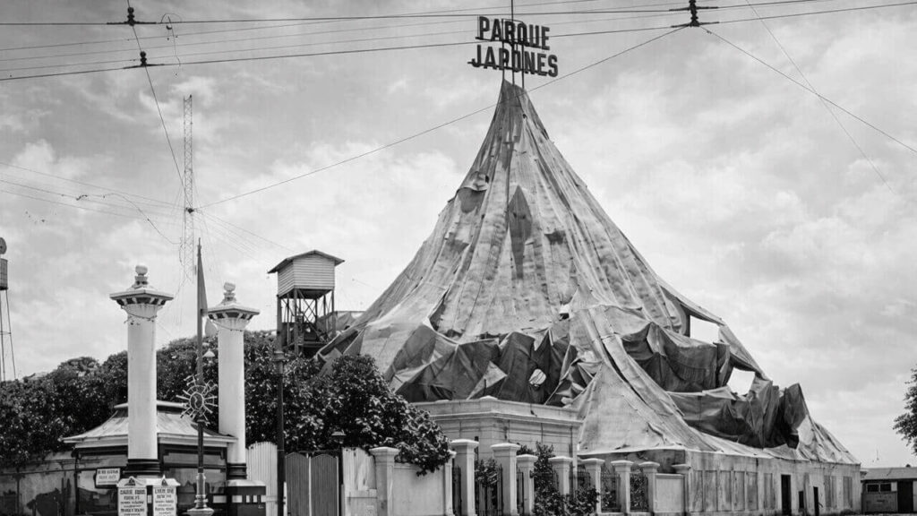 La carpa para atracciones cirkenses del Parque Japonés cubierta con una precaria lona que terminó prendida fuego