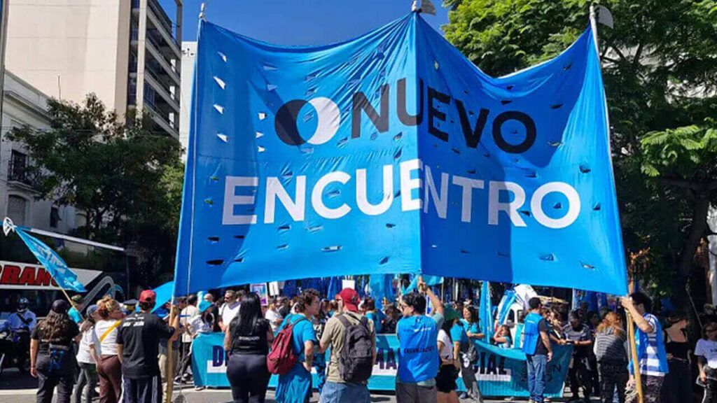 La columna de Nuevo Encuentro con su tradicional bandera de cabecera marchando en CABA por Memoria, Verdad y Justicia