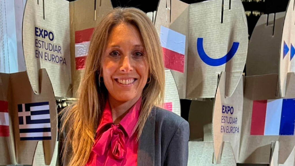 La esposa de Manuel Adorni en la Expo Estudiar en Europa