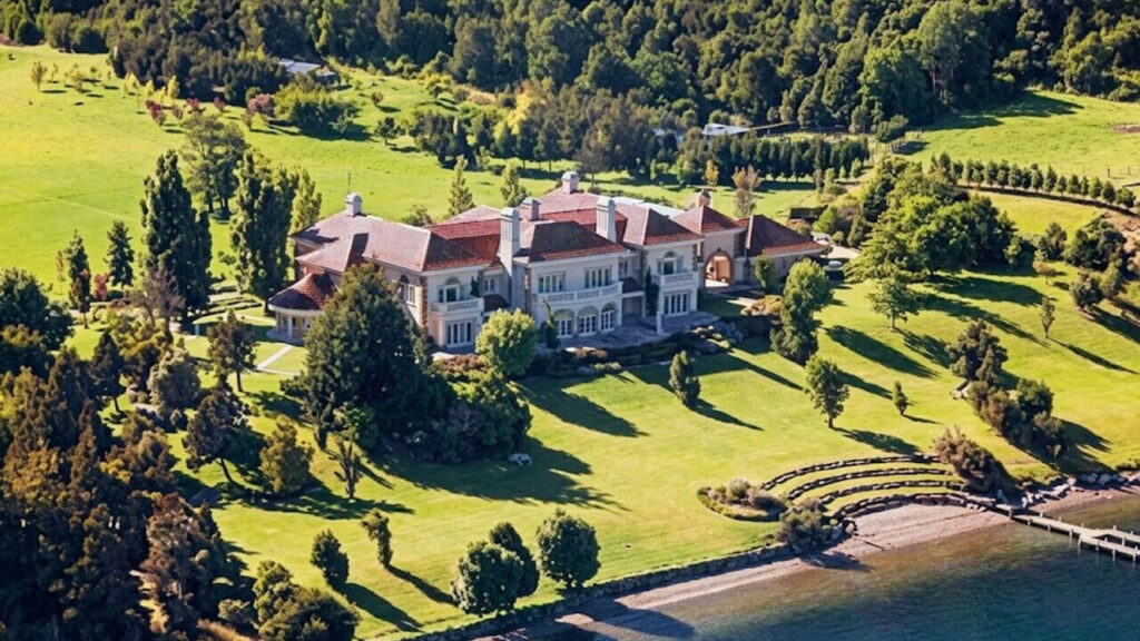 La famosa cabaña de Lago Escondido a la que viajó de la mano del Grupo Clarín propiedad del empresario británico Joe Lewis. Tras la visita sobrevino el escándalo. A Milei no le importó.
