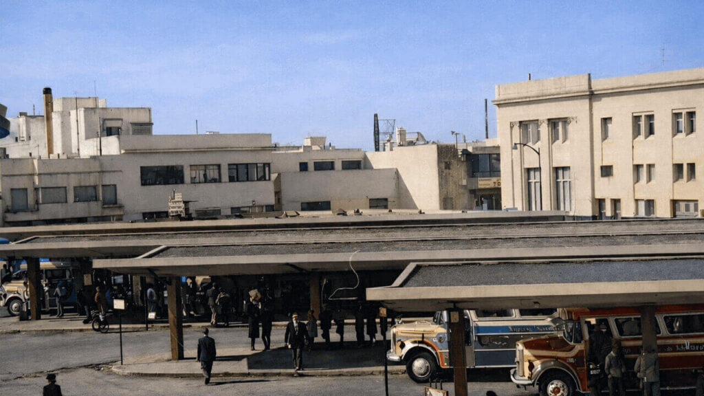 La misma foto con el Banco Provincia de fondo. Es la Plaza La Roche recién inaugurada sin locales comerciales
