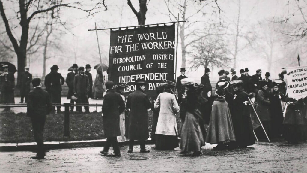La pancarta dice THE WORLD FOR THE WORKERS que en castellano significa: EL MUNDO PARA LOS TRABAJADORES