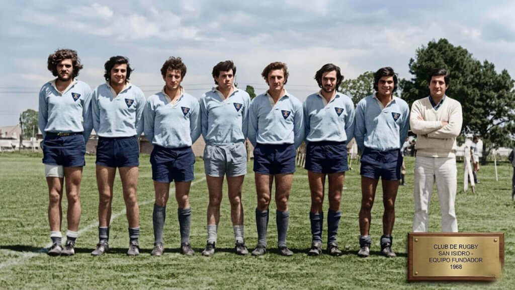 La placa en la imagen reza Club de Rugby de La Plata Equipo Fundador 1968 (Imagen curada por IA gracias a 5G Fox)