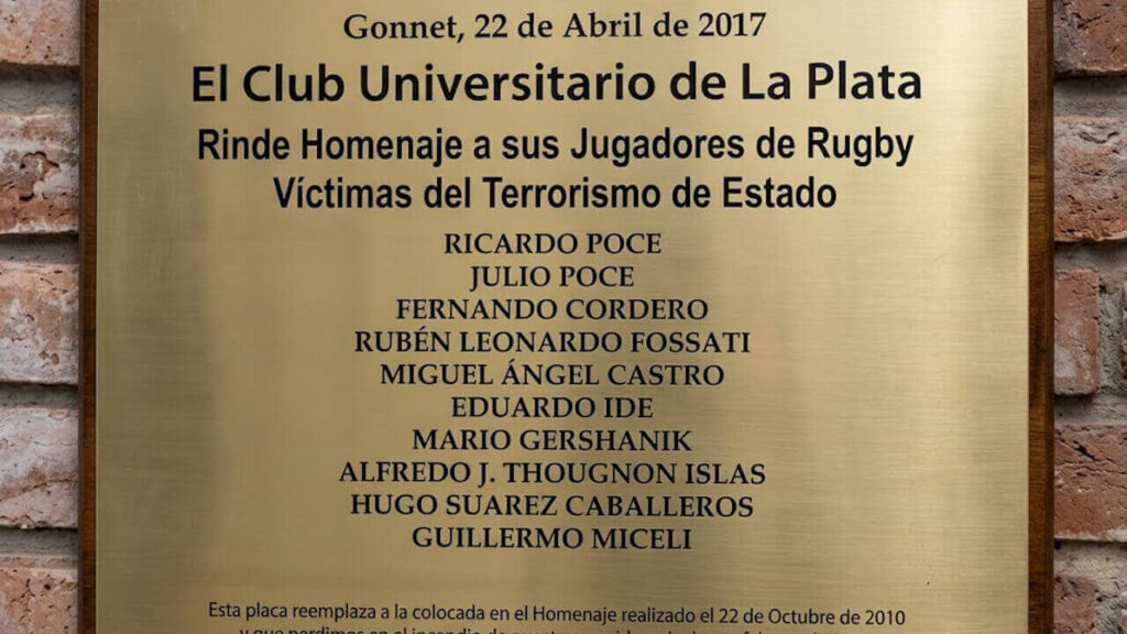 La placa recordando a sus jugadores secuestrados, desaparecidos y ejecutados del Club Universitario de La Plata