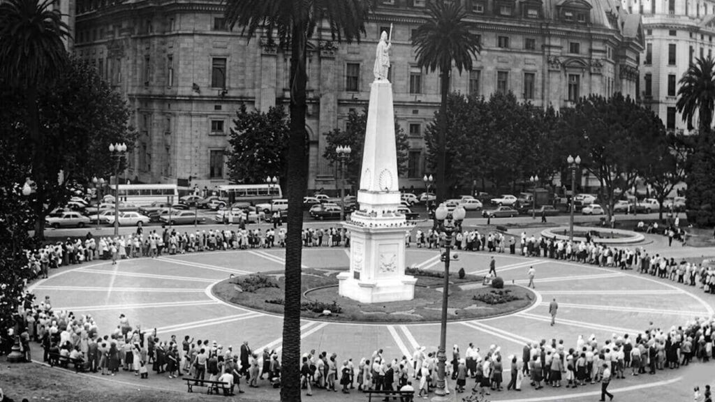 Las primeras marchas, grises, sin respuesta, sin repercusión, de las Madres de Plaza de Mayo