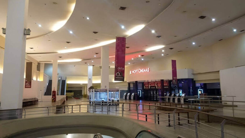 Lo que fue el patio de comidas, sin gente, y la entrada al cine sin largas filas para sacar entrada