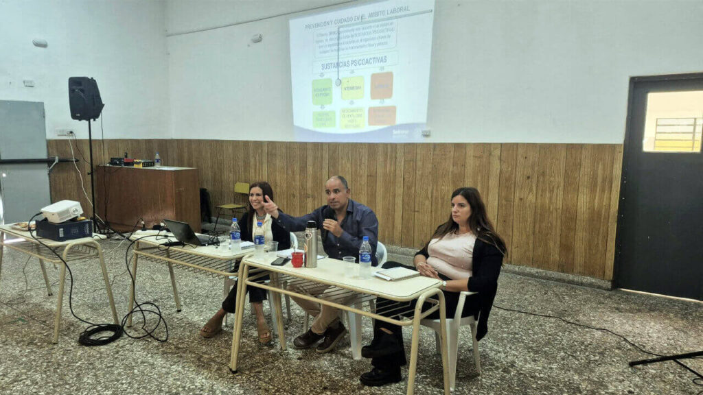 Los especialistas del SEDRONAR antes de comenzar el taller