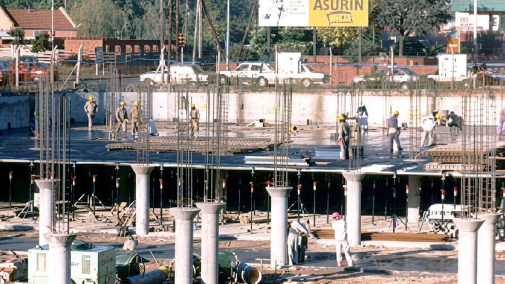 Los inicios de la obra en 1995, desde el estacionamiento subterráneo hasta el primer piso
