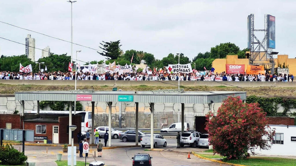 Los profesionales y residentes ya han realizado más de un protesta por despidos y recomposición salarial