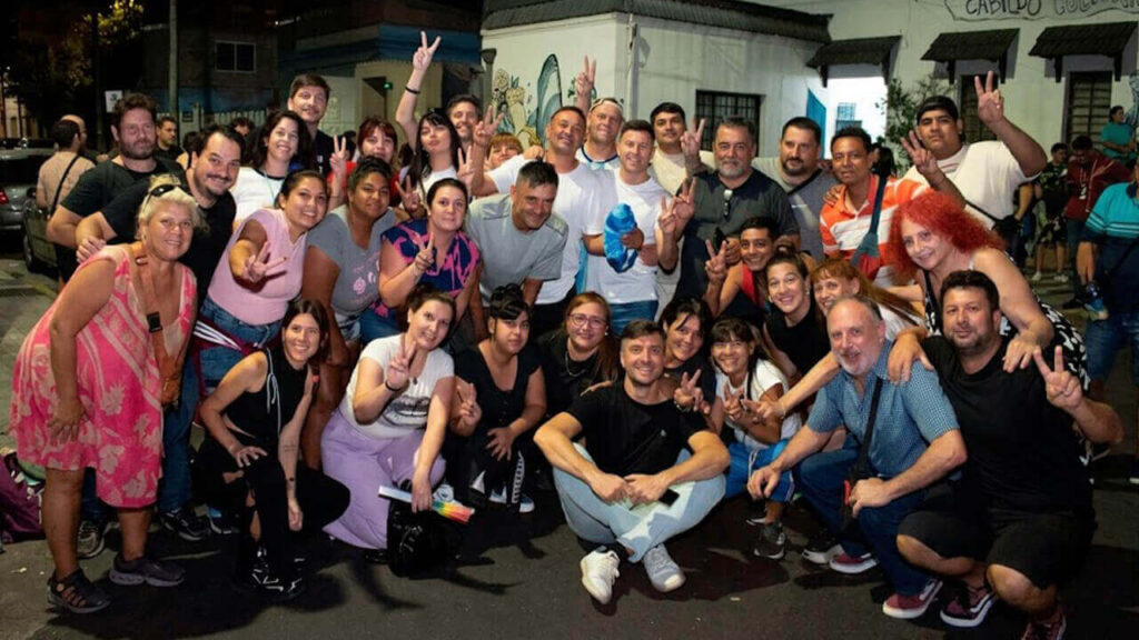 Lucas Ghi con concejales, funcionarios y militantes peronistas sobre la calle Cabildo