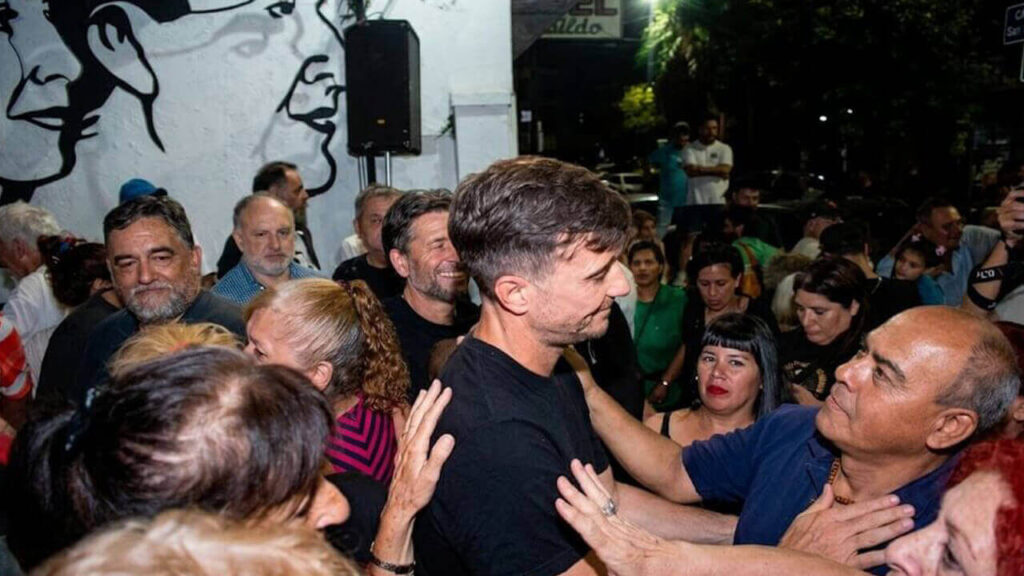 Lucas Ghi con militantes peronistas de la Lista 2 Perón Vuelve