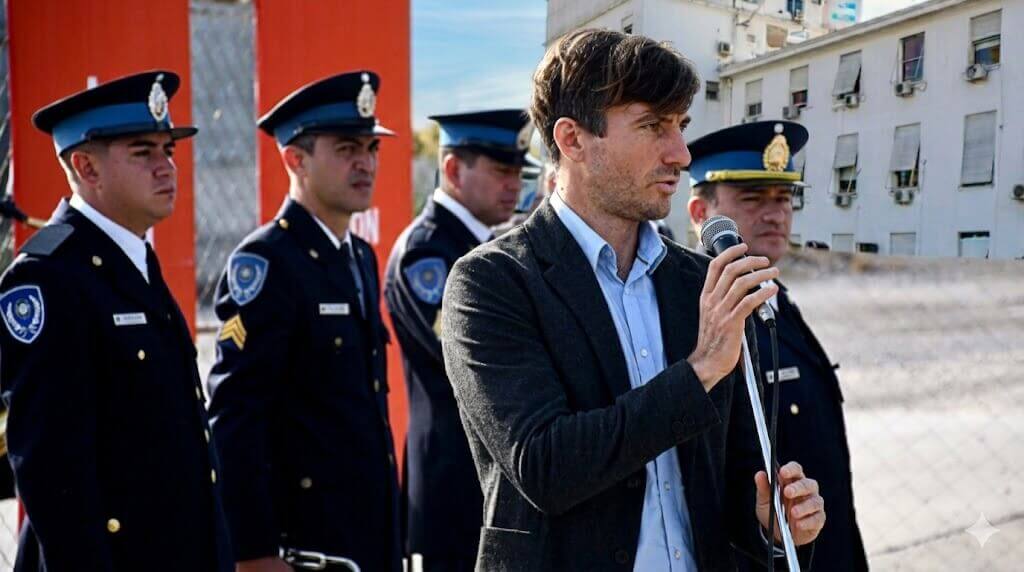 Lucas Ghi junto agentes de la Policía Bonaerense. Ahora lanza la Policía Municipal